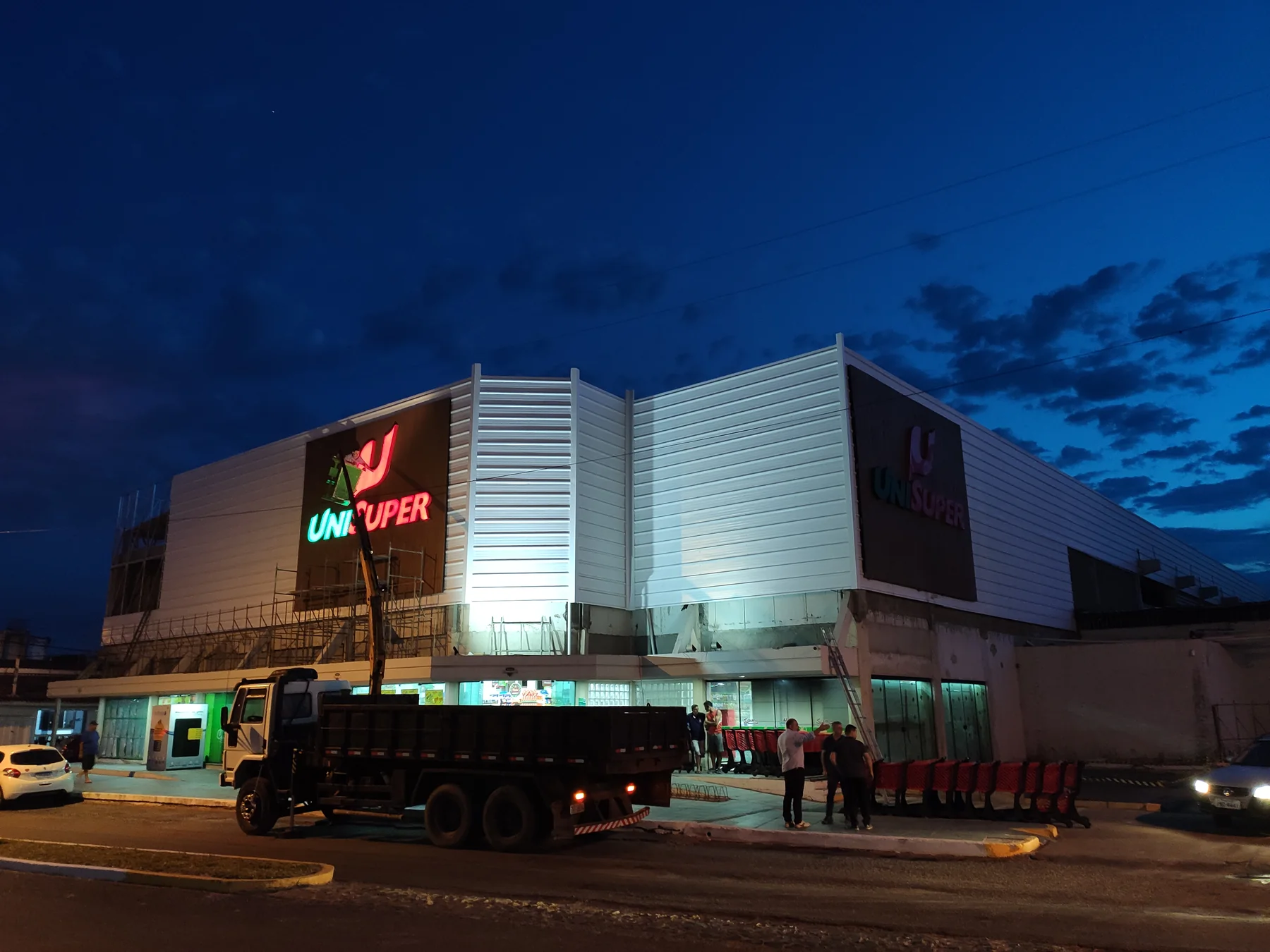 Unidade Unisuper iluminada em período noturno